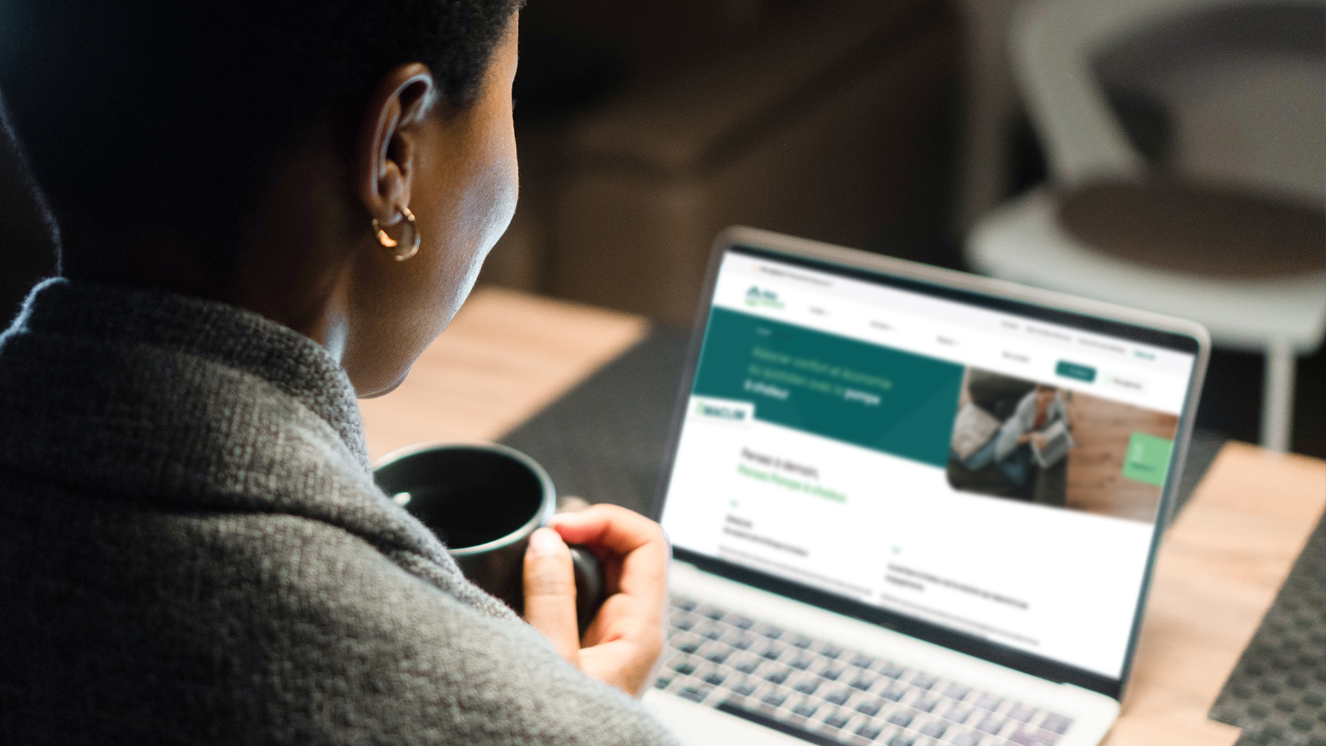 Femme regardant sur son ordinateur la page Omaclim sur le site Résoconfort